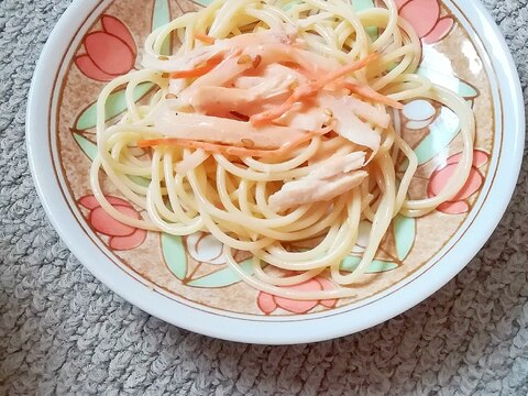 鶏ハムとにんじんのごまダレマヨネーズパスタ